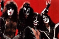 KISS выступят в ночном клубе