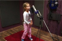 8-річна Alexandra Deliu підірвала інтернет піснею Hot right now!